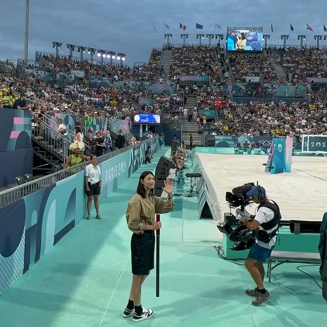 I did a kick-off event before the beach volleyball semifinal match at the Paris 2024 Olympic Games, which was a great honor and the beach volleyball stadium was so beautiful.🏐❤️2024 파리 올림픽 비치발리볼 준결승전 경기 시작을 알리는 킥오프 이벤트를 진행했습니다.정말 영광이었고, 비치발리볼 경기장은 정말 아름다웠습니다 🏐❤#ParisOlympic2024 by @kimyk10