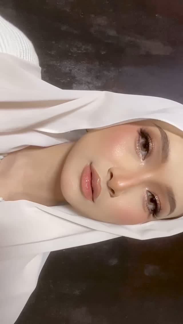Selfie 🤳 so beautiful la dia niLater I post from my camera okay.❤️💋Kalau nak buat lip filler macam ni. I need more time! Pleaseeeeeee bagi I masa lebih sikit.😩.Student : @_exannn Beautiful canvas: @syasyalianaa .#personalclassbyazni #makeupartistmalaysia #makeup #muakl by @azni.hadi