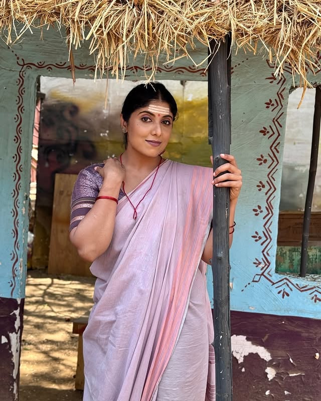 ನಮಸ್ಕಾರಸುವರ್ಣ ವಾಹಿನಿಯಲ್ಲಿ ರಾತ್ರಿ 8.30 ಗೆ ಪ್ರಸಾರವಾಗಿತ್ತಿರುವ “ಉಧೋ ಉಧೋ ರೇಣುಕಾ ಯಲ್ಲಮ್ಮ “ ದಲ್ಲಿ ಒಂದು ಮುಖ್ಯವಾದ ಪಾತ್ರದಲ್ಲಿ ನಿಮ್ಮ ಮುಂದೆ.ಯಲ್ಲಮ್ಮನ ತಾಯಿಯಾಗಿ .ಸೌಮ್ಯ ಸ್ವಭಾವ ಮತ್ತು ದುಷ್ಟ ಸ್ವಭಾವ ಎರಡು ನೆರಳಿರುವ ಈ ಪಾತ್ರ ಸವಾಲು ಕೂಡ ಹಾಗೆ ಆಸಕ್ತಿದಾಯಕ ಕೂಡ,ಹಾಗಾಗಿ ಬಹಳ ದಿನಗಳ ನಂತರ ತೆರೆಯ ಮೇಲೆ ನಿಮ್ಮ ಮುಂದೆ. ನಿಮ್ಮ ಪ್ರೀತಿ ಹೀಗೆ ಇರಲಿ ❤️#renukayallamma #renuka #yallamma #suvarna #starsuvarna #starsuvarnakannada #chitralpowergirl by @chitral_powergirl_25
