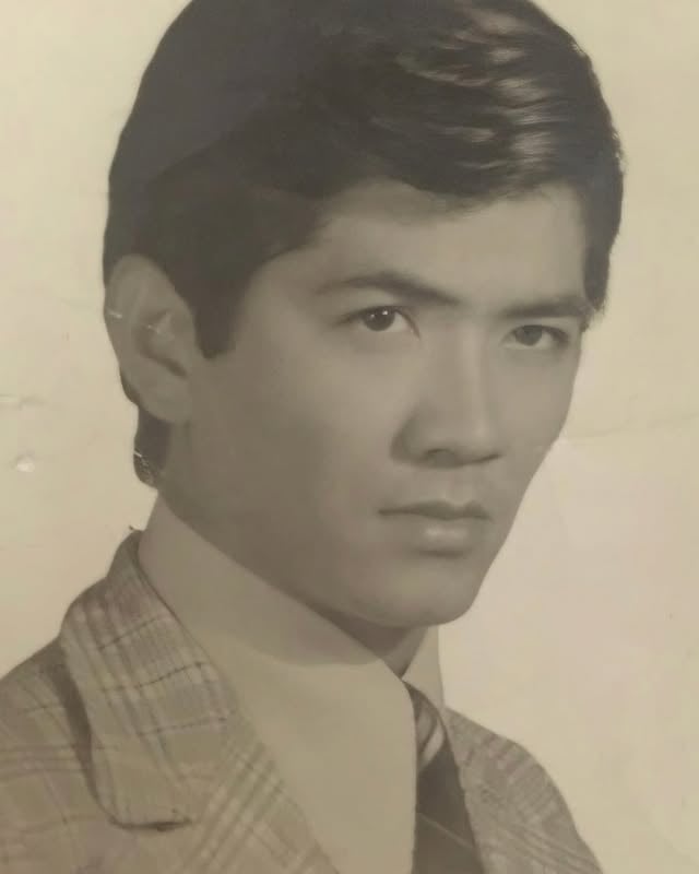 En hombres, este hombre es el Amor de mi Vida. A los 5 años dije: “si un día me caso, ese hombre debe parecerse a mi papá, sino no, no quiero nada”. Y heme aquí... jeje, no, no es para tanto. Pero sí es el hombre de mi vida. A quien amo intensamente y a quien siempre estaré orgullosa y agradecida por ser su hija. “Luz eres y en Luz te convertirás” Te Amo Papá. Descansa eternamente en la Gloria De Dios. “El amor no puede reducirse a recuerdos o instantes, el amor es más profundo que el mar que la inmensidad perdura sin más, toda la eternidad… En las noches de oscuridad, serás la Luz que me guiará toda la eternidad. Sé que no volveré atrás y caerá la nieve, sé que conmigo ya no estás y en mi mente vivirás por siempre, y e cada sueño serás mi luz, mi cielo, y en el cielo escríbete aishiteru” Tema: Canción de Invierno” Letra y música: Cindy Takahashi #cindytakahashi #teamopapá #loveyoudad❤️ #loveyoudaddy by @cindytakahashicantante
