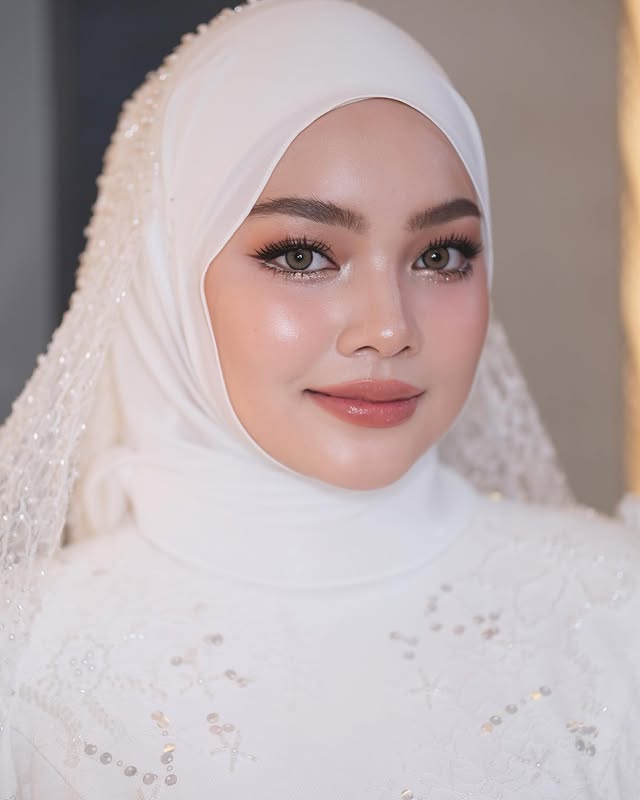 Thailand Makeup Workshop by @ladchahahamakeup .Attire @hansminofficial 🤲🏻Hijabstylist @ochobridalstyling ✨Yay. Alhamdulillah for “Top 3 BEST MAKEUPARTIST ” and “BEST STUDENT” ! 😭 Fly high✨.#makeupartistmalaysia #makeupbyazni #bridalmakeup #makeuplook #makeupartist #makeuplover #makeup #thailand #muakl #muamalaysia by @azni.hadi