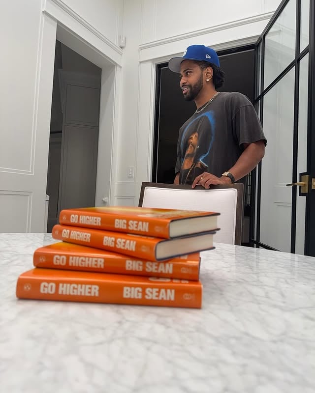 My first book is a available now at your local bookstores and online, I also read the audio book myself. 🤲🏾I hope it finds everyone it needs to. It’s a book to help navigate through these turbulent times, to help strategize and implement practices to establish or reestablish your mindset and help you get whatever it is you are after. If you feel stuck or confused or overwhelmed i hope this helps. Or if you just looking for a new read It’s a book of faith full of practices, stories, and more. Thank you God, my family and my team at @_simonelement who made this happen. Thank you @jayshetty for writing the foreward n helping out so much. I have a lot planned for this year for you all, so this is the perfect way to start it off Go Higher out now. 🌍 (link in bio) by @bigsean