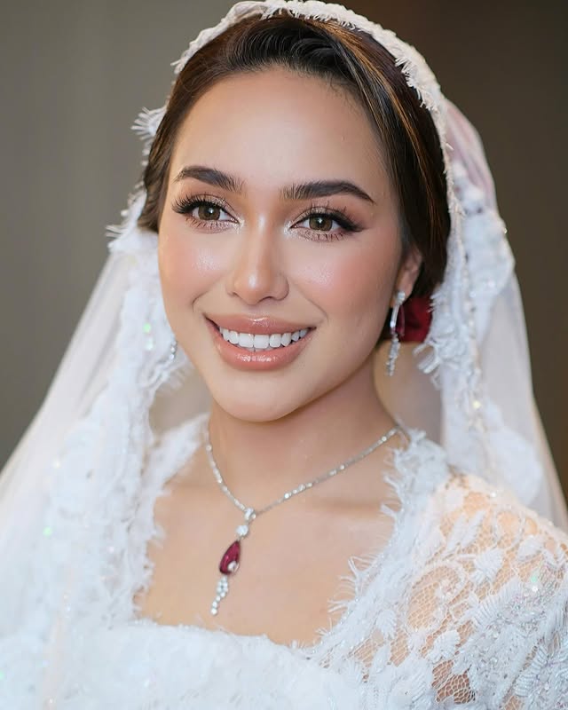 Beautiful WANNA ALI | SolemnizationHairstylist @by_emmielee Attire @ezuwanismail Accessories @ameephilips .Ya Allah berseri betul dia ni. Alhamdulillah . I really love our session. And paling I love is She trust me A LOT😆 I cakap kita kena manja-manja je awak untuk nikah ni. Antaranya sebab attire, weather , accessories eh semua lah I ambil kira. Korang tau apa dia cakap? “Yeah I TRUST U kakak”. Girl u memang🤌🏻🫶🏻 During our session pun sangat tenang (mak ni yang tak tenang) tapi she sangat cool. That’s what we want girl haha so I decided “makeup malar segar” on her. Lagipun majlis nya pagi. And dia pun macam love romantic vibe gitew. Look at her… aigoo natural beauty 🥹Thank you so much @wannaali_ sebab percayakan I untuk majlis you. Ada rezeki jumpa lagi inshaallah. Semoga Bahagia hingga syurga Amin. Congratulations 🫶🏻.#makeupbyazni #makeupartistmalaysia #malayweddingguide #malaybride #makeupartist #muakl #muashahalam #muakl #weddingideas #weddingideasmalaysia #WannabewithAmri by @azni.hadi