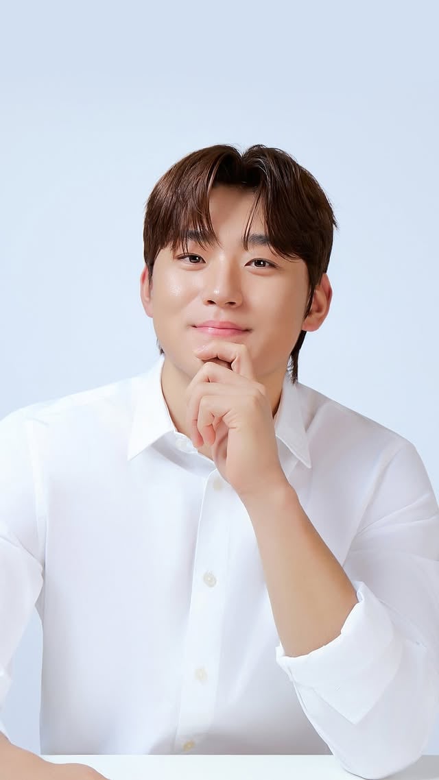 한 걸음씩, 한 방울씩.그라운드 위에서도, 일상 속에서도.꾸준함이 더 큰 자신감을 만든다고 믿기에.야구 선수 김도영 @do_0000 과 함께하는 클레어스의 새로운 여정이 시작됩니다.📢‘3월 1일 ~ 5일’에 진행한 본 이벤트는 종료되었습니다. 당첨자는 스토리 및 하이라이트에서 확인 할 수 있습니다. 참여해 주신 모든 분들 감사합니다.💙김도영 선수에게 응원의 한마디를 남겨주세요!다가오는 시즌, 그리고 새로운 캠페인의 시작을 함께 응원해 주세요!💙추첨을 통해 김도영 선수 싸인 배트(1명),도영‘s 루틴 세트(10명)를 선물로 드립니다🎁💧클레어스(@dear_klairs) 팔로우하고 댓글로 우리의 시작을 응원해 주세요!💧기간: 3월 1일(토) ~3월 5일(수)💧당첨자 발표: 3월 7일(금) *당첨자 개별 메시지로 안내* 본 이벤트는 사전 예고 없이 변경될 수 있습니다.* 계정당 1회만 참여 가능합니다.* 국내 거주자만 참여 가능하며, 비공개 계정은 제외됩니다.* 욕설, 비방 등 이벤트 취지에 맞지 않는 댓글은 참여가 제한될 수 있습니다.지금 클레어스 인스타그램에서매일매일 특별한 순간을 함께하세요.한 방울씩 스며드는 변화.#Klairs #김도영 #한방울씩스며드는변화 by @do_0000