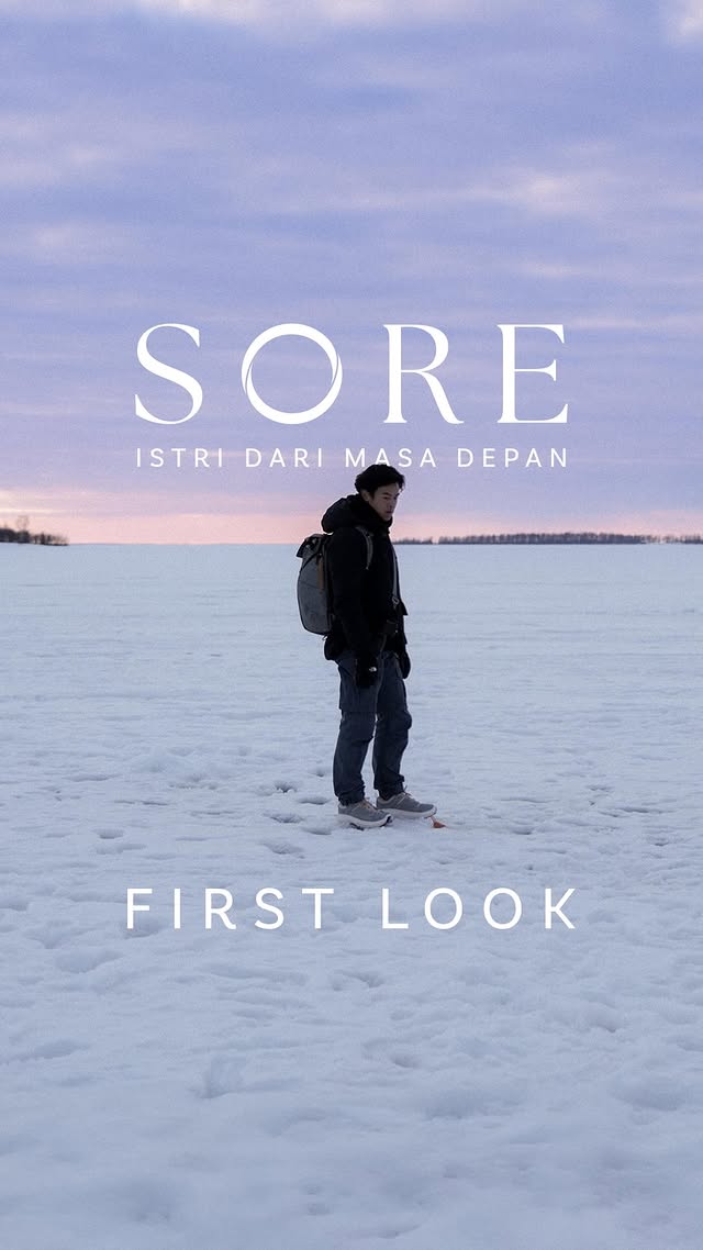 FIRST LOOK FILM SORE: JONATHAN.Apa mungkin, masa depan datang lebih cepat dari yang kita kira?Film Sore segera rilis, di waktu yang tepat seperti datangnya senja dengan semua warnanya 🌅✨#Sore #FilmSore #FirstLook by @sheiladaisha