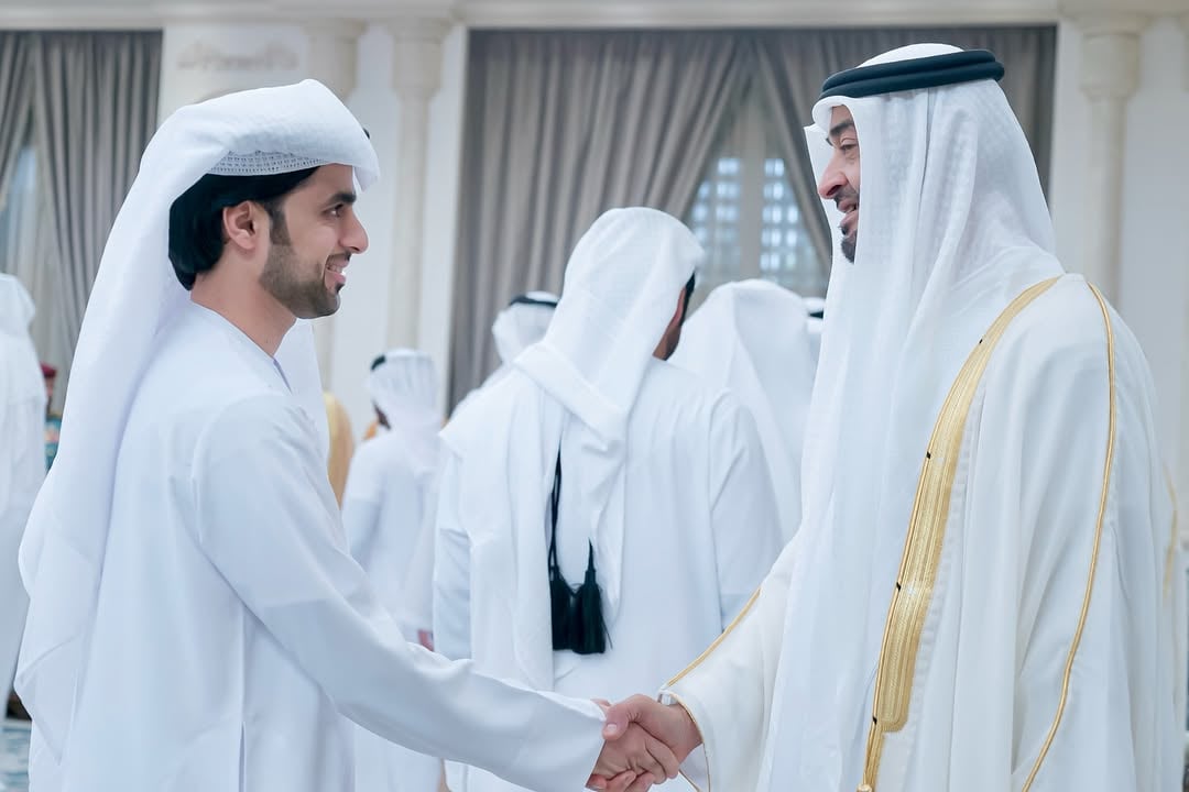 ‏في هذه الصوره ،أنا لا أقف مع قائدٍ عظيم فقط، بل أقف مع التاريخ🇦🇪ياسر البلوشي #محمد_بن_زايد⁩ by @onlymbz