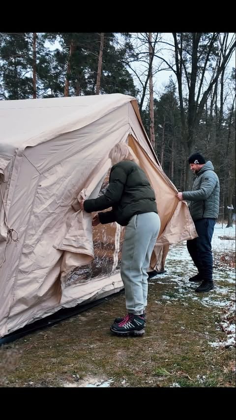 Тепер він чекатиме нас до наступної зими🥶❄️ Життя в надувному будиночку над морським обрієм🔥🌲🏕️🎏 Ставимо намет та готуємо солянку на вогні🍽️🤤💖
#camping #winter #survival #nature #flagman #forrest #forest #glamping #fishing #anglerua #tent #azura #coody  #wintercamping #camp #travel #wintervibes