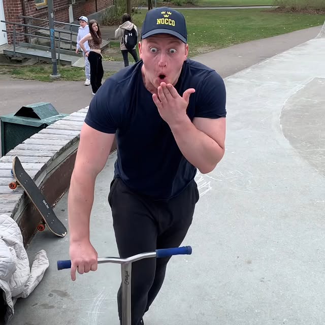 Crazy Unexpected Scooter Session with bro @kallek1997! 🛴Honestly, I've only had one real session in the past two years – my mind hasn't been on scootering much lately. But glad I still got it! 😎Most of these clips were first tries and after workout 💪Watch the new YouTube video – you’re gonna laugh hard! 🤣#scootering #worldie #ssbb #bodybuilding #progression #räkor by @henke_palm