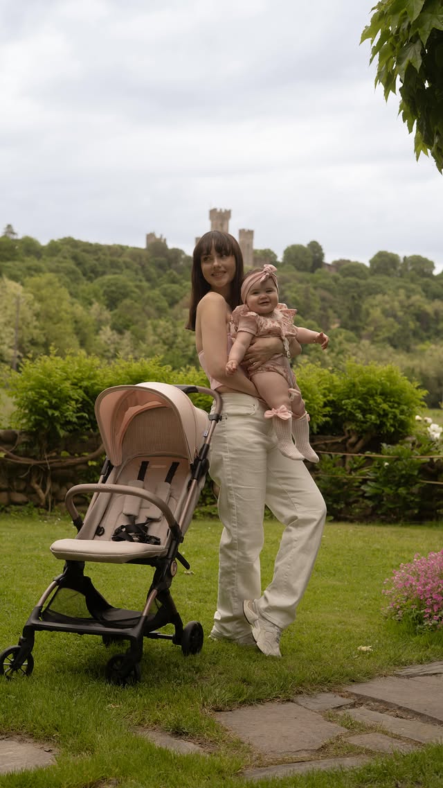 Mom life essentials? 👜 Praticità ✅leggerezza ✅… e un passeggino che fa tutto! Il Volo di @pegperego_it : chiusura lampo ⚡guida fluida 🛞 leggero, perfetto per la cappelliera in aereo ✈️ occupa pochissimo spazio nel bagagliaio 🙏PROMOSSO A PIENI VOTI 🩷#VoloPegPerego #PegPerego #Passegginoleggero #adv
