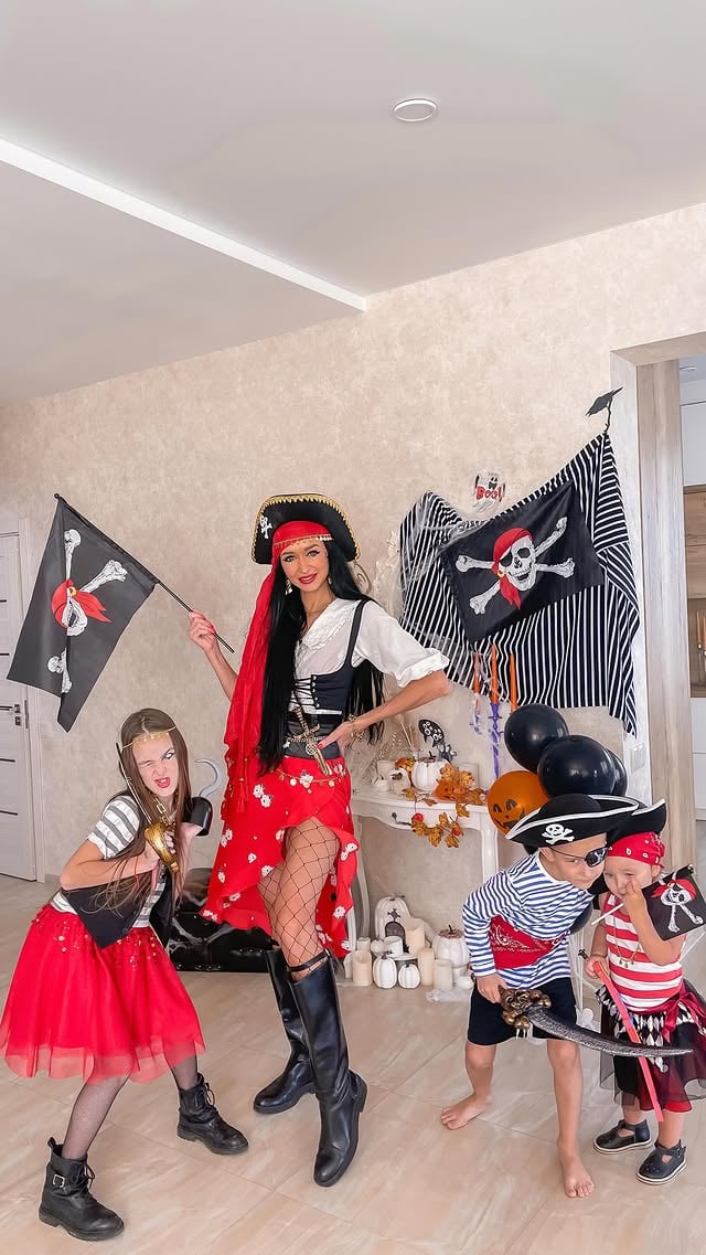 Halloween party!Оцените наш образ от 1 до 10 🎃⠀Кому идёт образ больше всех?...#halloween2022 #happyhalloween🎃 #мама4детей #рилстренды #рилсинстаграм by @malibyy88