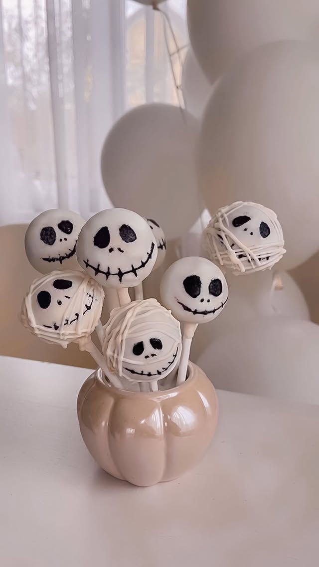 КЕЙК-ПОПСЫ НА ХЭЛЛОУИН 🍭👻🎃Состав на бисквит: • ��Мука: 200 г. • ��Сахар: 220 г. • �Какао: 30 г. • �Разрыхлитель: 1 ч.л. • �Соль: 1/2 ч.л. • �Кефир 2,5%: 180 мл. • �Молоко: 120 мл. • �Растительное масло: 65 г. • Яйцо: 1 шт.⠀Крем:🤍 масло сливочное: 50 гр.🤍сахарная пудра: 50 гр.🤍сливки 20%: 40 гр.⠀Глазурь: • ��Шоколад белый: 200 г. • ��Растительное масло: 30 гр.⠀Для росписи: • сахарная пудра • белок • чёрный краситель⠀Готовим- смешиваем все жидкие ингредиенты, просеиваем все сухие, в конце всыпаем сахар, доводим до однородности и выпекаем 40 мин при 180°После того как бисквит остынет, пробиваем в блендере до крошки и смешиваем с кремом, чтобы можно было слепить шарики.Отправляем в морозильник на 40 мин. Растапливаем белый шоколад ихорошо перемешиваем с растительным маслом, оконцем в шоколадную глазурь.Для декора я смешала сах. пудру с белком и красителем.⠀Как Вам КЕЙ- ПОПСЫ?Празднуете Хэллоуин? by @malibyy88