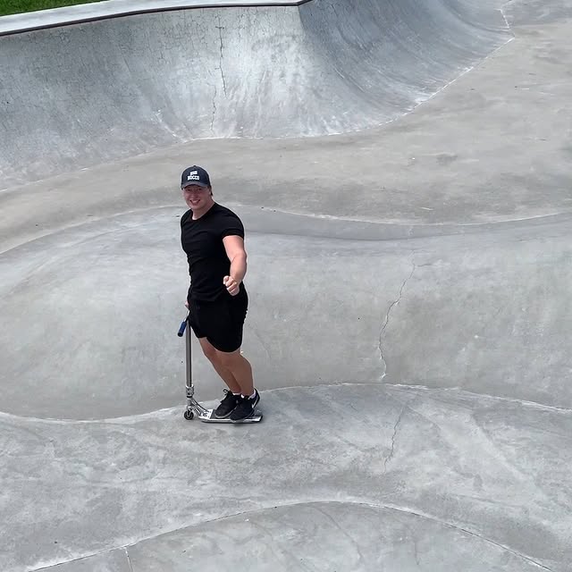 KICKLESS BRI WHIP FLAT FINALLY!! 🤯Been wanting this trick since 2019. Did it today with zero expectations for the sesh 🔑Like, Follow & Subscribe and I might do the Six Whip Flat soon too 😜#Scootering #worldie #kickless #banger #bodybuilding #ssbb #flat #meme #picoftheday #gränslös by @henke_palm