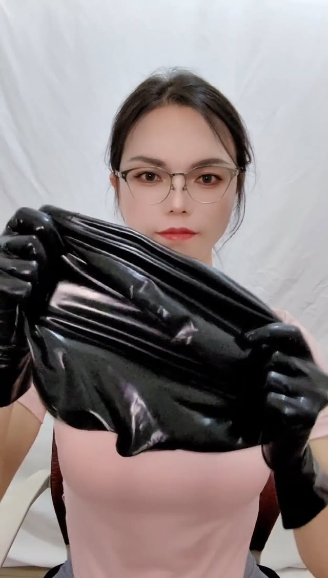 I make my black latex outfit dazzle with a quick swipe of silicone polish! ✨ Buffing it gently with a soft cloth brings out that irresistible gloss. 😎 Like ❤️ and share 🔄 if you’re all about that shiny latex vibe! #LatexShine #FashionTips #GlossyLook by @yusiyami