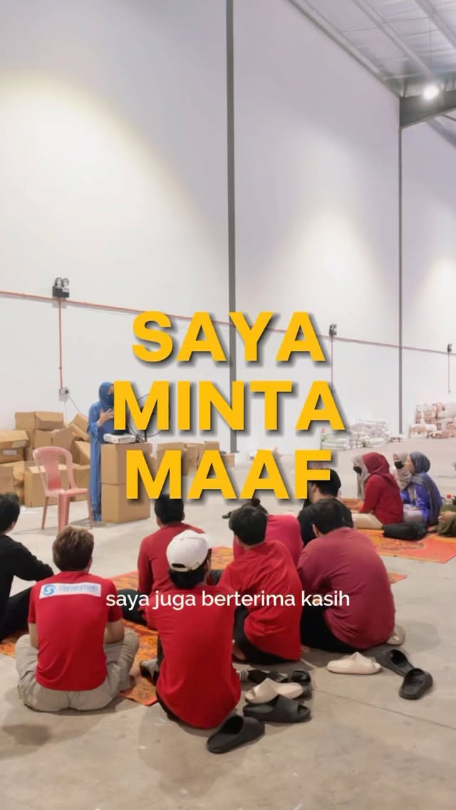 Liku-liku perjalanan yang penuh HIKMAH. Allah jua yang Maha mengaturkan. Segala yang kita ada, atas izinNya jua untuk kita miliki dan memberi.❤️ Alhamdulillah begitu lama pendam cita-cita ni, Allah jemput kami semua bila sampai waktu dan sesuai keadaannya. Masa saya wujudkan tabung umrah MINAZ ni untuk staff, tawakkal je. Tak tahu bagaimana dan mampu ke , jadi sy set target untuk achieve bersama-sama. Tawakkal. Sebak juga waktu menulis ni, sy percaya setiap usaha perlu di raikan dan kerana mereka juga adalah tulang belakang. Jatuh bangun ada dengan saya. Saya di sini menumpang semangat dan keyakinan semua. Inshaallah moga selepas ni ada rezeki yang lain-lain pula menyusul nnt. Moga Allah berikan kesihatan yang baik-baik buat semua. Pergi dengan harapan, pulang dengan semangat baru. InshaAllah 🤲🏻Terima Kasih, MINAZTEAM. @minaz.my @minazhijabofficial Lot’s of love.PIJA by @pijaminaz