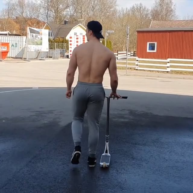 6 whips? 🥶Join my free scooter community link in bio🔥🤝#scootering #bodybuilding #worldie #lol #foodie by @henke_palm