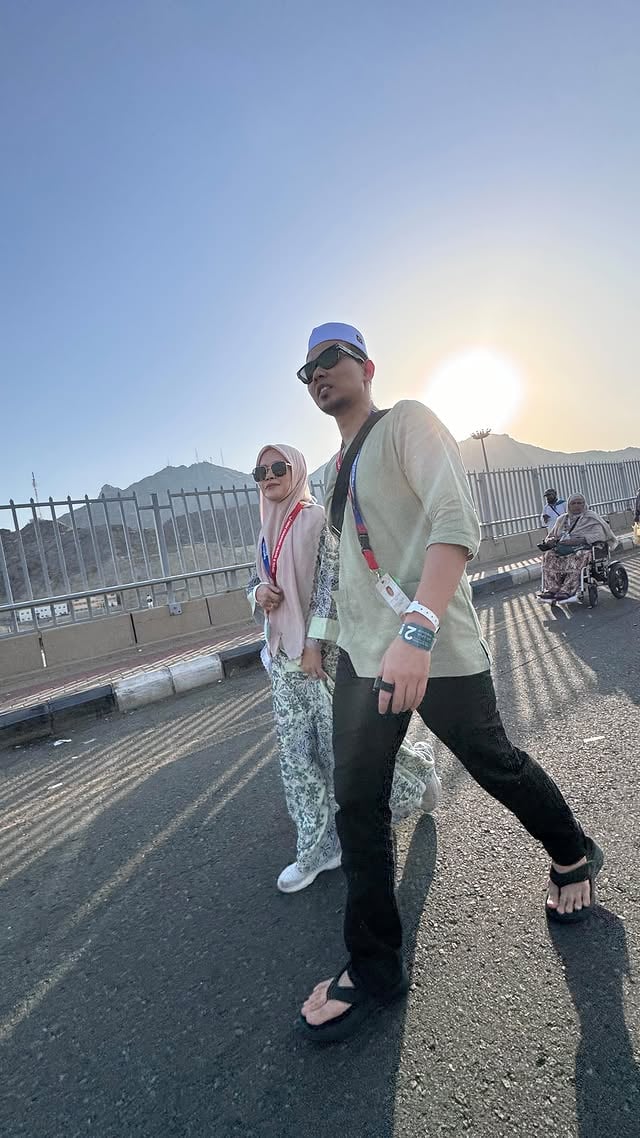 ‘Ya Allah, lindungilah adik beradikku dan keluarganya walau di mana mereka berada. Ampunilah dosa mereka, lancarkan rezeki mereka. Satukanlah kami bersama ibu bapa nanti di syurgamu. Amin.”Muhammad Hafiz adik soleh yang tak banyak cakapnya, tak reti juga menzahirkan rasa sayangnya.. kami mungkin berbeza tingkah dan cara berfikir semuanya. tapi apa shj yg berlaku pd dirinya tetap akan memberi kesan di jiwa kakak nya jua. Semoga yg baik2 sahaja utkmu. Tak mengapa sesekali berada pada titik rendah dlm hidupmu kerana itu tandanya Allah masih syg ❤️Teruntuk adik ipar perempuan yg satunya ada @yaana.lee , semoga Allah angkat darjat utk kesabaranmu. terima kasih kerana masih bertahan.Kerana syurga itu sangat mahal utk kita para isteri, maka ujian yg tersedia utk ditempuh juga akan terlalu banyak. tenang pasti menang InshaAllah Akak menyaksikan kekuatan yg luar biasa , hanya kerana Allah benar2 menghadiahkan jemputan mutlak kali ni berkat kesabaran selama ni. Terima kasih Allah di atas jemputan rezeki yang tidak tersangka ini. Terima kasih mendengar dan mangizinkan doa Arafah ku tahun lalu. Kami ikhlas menerima setiap bentuk ujian yg mendewasakan kami. Sama-sama kami bermuhasabah, semoga berpulang menjadi yg lebih baik.InshaAllah Andai esok kita terpisah drpd dunia yang fana ini, selitkan doa kalian pada akak selalu. ❤️Selalu ada buat kalian, Lot’s of love,Akak #pijaminaz by @pijaminaz