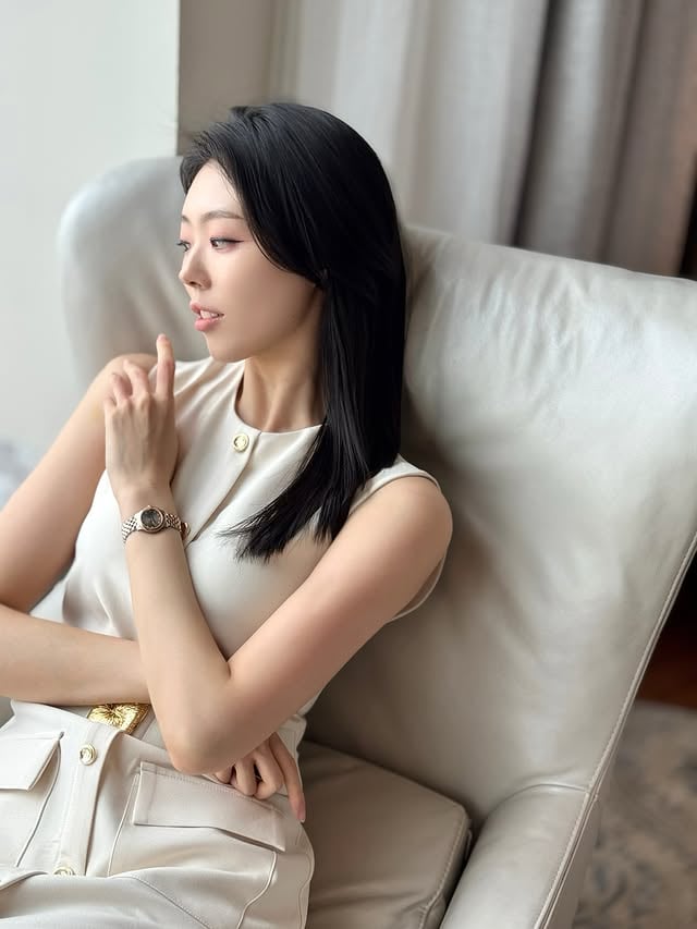 #광고 @Ferragamo 𝐒𝐮𝐦𝐦𝐞𝐫 𝐥𝐨𝐨𝐤 𝐰𝐢𝐭𝐡 𝐅𝐞𝐫𝐫𝐚𝐠𝐚𝐦𝐨 𝐭𝐢𝐦𝐞𝐩𝐢𝐞𝐜𝐞𝐬❤️ 세련된 여름 스타일링의 정점, 페라가모 타임피스로 완성한 써머 룩 이탈리아 럭셔리 하우스 페라가모(Salvatore Ferragamo)는 클래식과 모던함이 조화를 이루는 디자인으로 전 세계에서 사랑받는 브랜드인데요 특유의 품격 있는 라인과 섬세한 디테일이 패션을 완성하는 마지막 터치로 제격이죠 제가 착용한 Vega Duo 25mm (SFSA00324)는 어디에나 잘 어울리는 로즈골드와 실버 투톤 브레이슬릿, 가장 마음에 든 정교한 기요셰 패턴이 돋보이는 블랙 다이얼, 포인트가 되는 스톤 인덱스와 6시 방향 간치니 로고, 그리고 콤팩트한 25mm 사이즈까지 여성스러움은 물론 페라가모만의 세련미가 어우러진 완벽한 디자인이었어요 간결하지만 존재감 있는 타임피스, 시선을 사로잡는 동시에 어떤 룩에도 자연스럽게 스며들어 데일리부터 격식 있는 자리에서도 완벽하게 어우러져요 계절이 바뀌어도 변하지 않는 시간의 가치와 스타일을 함께 담은 페라가모 타임피스, 이번 여름, 페라가모와 완벽한 스타일을 완성해보세요❤️ Ferragamo, the iconic Italian luxury brand, masterfully blends classic elegance with modern design. The Vega Duo 25mm (SFSA00324) features a rose gold and silver two-tone bracelet, a refined black guilloché dial, stone indices, and the signature Gancini logo at six o’clock — a perfect balance of femininity and sophistication. This timeless piece complements any outfit effortlessly, from everyday wear to formal occasions. Celebrate enduring style and the value of time this summer with Ferragamo. @Ferragamo #페라가모 #FerragamoTime #Ferragamo #Starmontre by @janet_minjung