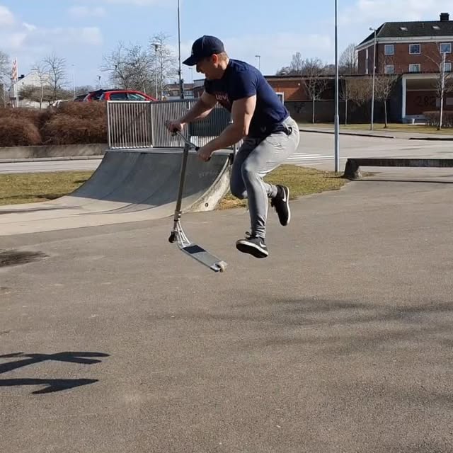 Quint whip [5] flat from some diffrent angles 🔥Do you think Its physically possible to add an additional whip flat before 2022? Let me hear your thoughts. Some days I think it's possible and some other days I'll just laugh at it 😵Tag someone who should try quint whip flat!👊 by @henke_palm