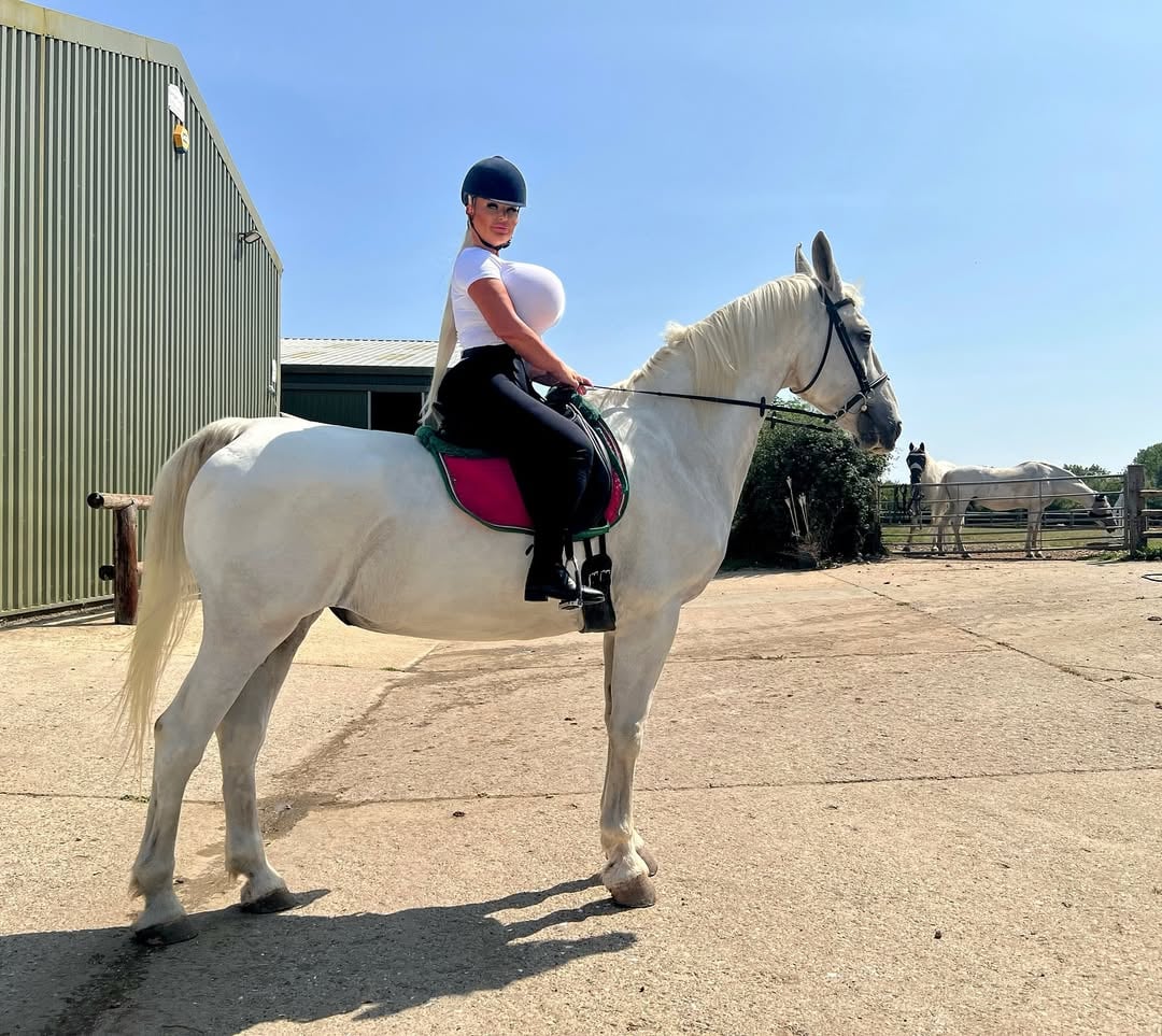 Life is good 🫶🏼 Meet Moonie🌚 I got to say I love when my hair matches the horses hair 🤣💁🏼‍♀️ . Hes a kind gentle big boy 🤍 #horses #equestrian #horsesofinstagram #hack #gelding by @georginado11