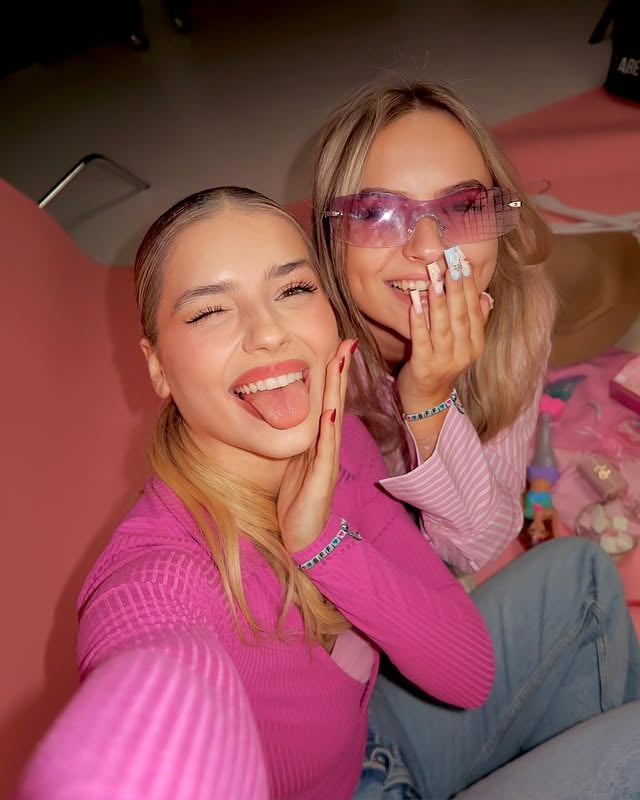 [reklama] 💞💅 Chcielibyście zgarnąć bransoletki dla siebie i swojej BFF? Wystarczy, że kupicie wybrane zabawki Barbie na Allegro, a dwie bransoletki przyjaźni dostaniecie gratis! PS Jak już je zgarniecie, nie zapomnijcie oznaczać mnie na fotkach, muszę poznać Wasze besties! 🥹 #Barbie #BarbieAllegro #ŚwiatNieograniczonychMożliwości #FriendshipGoals #BFF