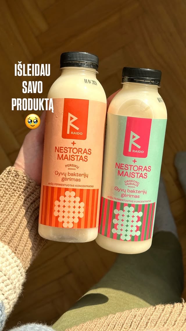 BIG DAY! Šiandien dienos šviesą išvydo dar vienas Nestoro Maisto produktas - gerųjų bakterijų gėrimai, kuriuos sukūrėme kartu su @raido.lt💌 Užsisakyti galima raido.lt, o dar ir -10% nuolaidos kodą paruošėm: nestorasmaistas. 🍑KAS TAI?Trumpai tarianti, tai avižų pagrindu pagamintas gerųjų bakterijų koncentratas. Sudėtyje nėra laktozės, pridėtinio cukraus ar kitų nereikalingų priemaišų. 🍑KUO ŠIS GĖRIMAS NAUDINGAS?Apie žarnyno mikrobiotą šiuo metu yra kalbama itin daug, žarnynas net yra vadinamas antrosiomis smegenimis, o kai žarnynas sveikas, tai galime pajausti visomis prasmėmis - oda gaivesnė, imunitetas stipresnis, nuotaika geresnė. Tad šis produktas gali tapti vienu iš pagalbininkų žarnyną praturtinant milijonais gyvų gerųjų bakterijų. 🍑RINKOJE NE VIENAS PANAŠUS PRODUKTAS - KODĖL BŪTENT ŠIS GALĖTŲ JUMS PATIKTI?Skonis!! Nežinau ar esat ragavę kitų gamintojų gėrimus, bet aš negalėdavau jų gerti dėl to baisaus poskonio. @raido.lt avižų pagrindo gėrimai vien iš savęs yra daug malonesni receptoriams, o man prisilietus ir papildomai juos pagardinus rezultatas tapo dar gaivesnis. 🍑KAIP VARTOTI?Aš geriu ryte ant tuščio skrandžio, galima gerti ir vakare prieš miegą. Įsipilu į stiklinę tokį šotuką, išgeriu ir maždaug už 30min pusryčiauju. Šis gėrimas prieš gerus metus tapo mano kasdienybės dalimi, tad labai tikiuosi, kad pamilsit taip pat kaip ir aš!💌#partnerystė by @nestorasmaistas