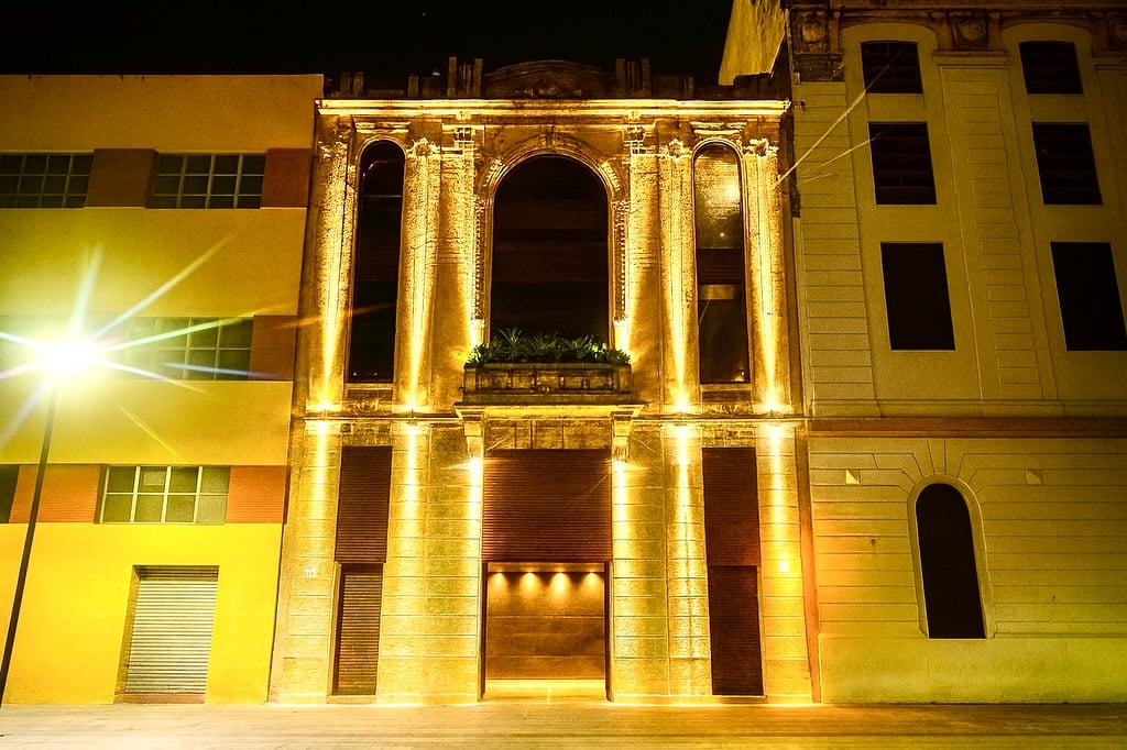 O D-EDGE RIO é uma obra de arquitetura viva, que pulsa entre o clássico e o futurista.A fachada histórica contrasta com a estrutura industrial imersa em luzes de LED e tecnologia de ponta, um verdadeiro convite à para uma viagem sensorial guiada por música e design.Dos traços originais às linhas modernas, cada detalhe foi pensado para provocar, conectar e transportar. Entre e viva uma experiência única: do Rio para o mundo 🖤Arraste para o lado e veja a nossa pista ganhar vida!Acesse ccd.art.br e conheça o projeto de @ratierdedge by @dedgeclubrio