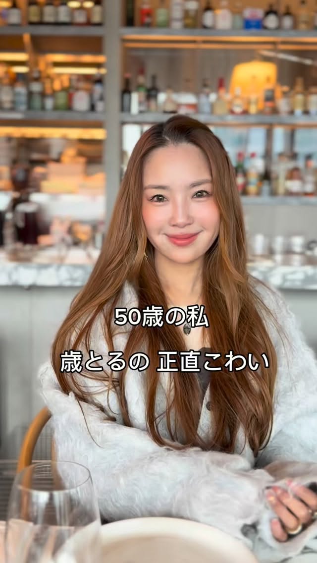 歳をとるのがこわくなくなったのは、諦めない気持ちを大事にしてるからかも。変わっていく顔も、心も、全部いまの私。焦るより、受け入れていくほうが楽しめる♡♡@__rui._____ では楽しく歳を重ねる情報発信しています♡...... #50歳50代 #アラフィフ #50代コーデ by @__rui._____