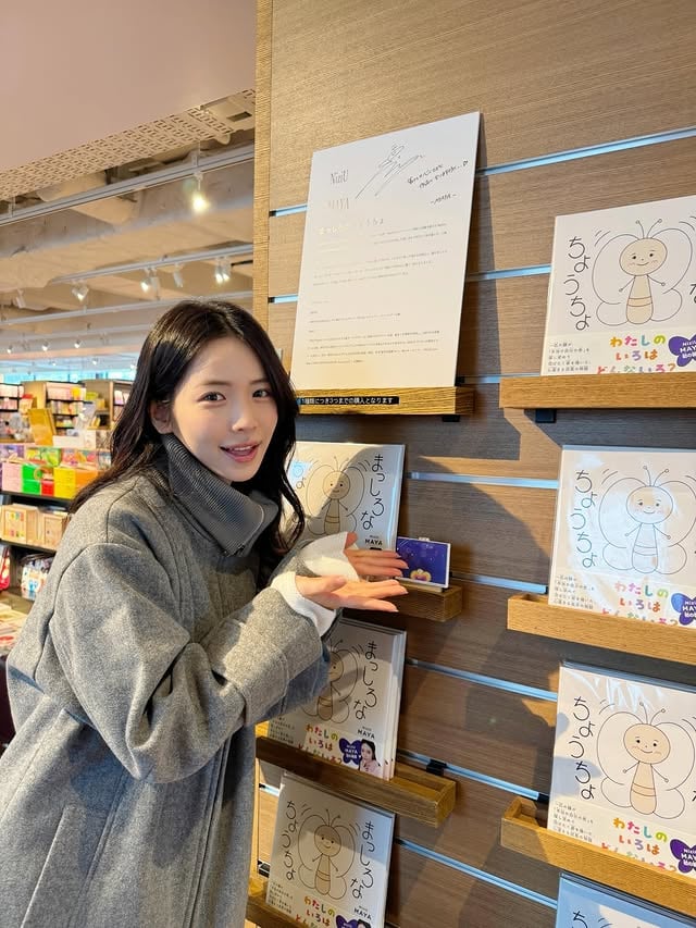 [#NiziU_CAM］ついに発売した絵本『まっしろなちょうちょ』！店頭に並ぶ絵本を見るために#MAYA が蔦屋書店に伺いました📚たくさんのナビちゃんたちに感動...🥲💟自分への1年のご褒美や大切な人へのプレゼントにも！『#まっしろなちょうちょ』をぜひチェックしてください🦋🤍#NiziU #WithU