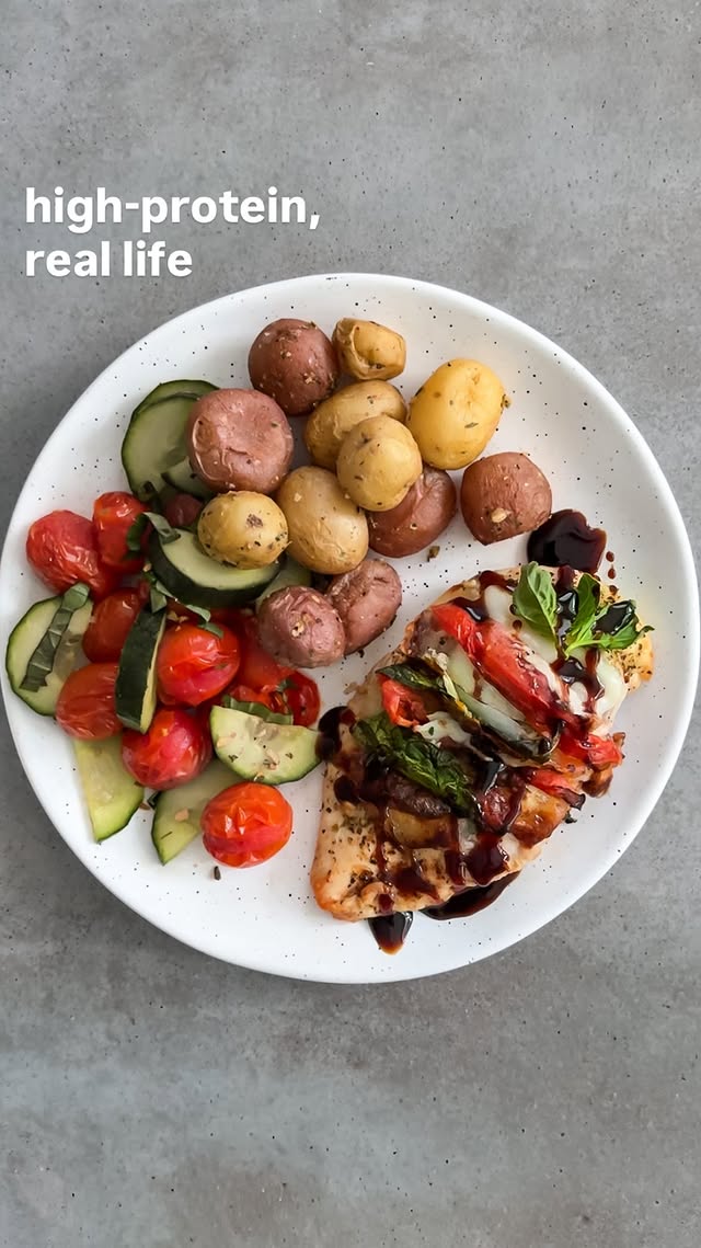 High protein doesn’t need to be complicated and fat loss doesn’t require perfect meals.☝🏼Consistency matters.This is a realistic day of eating I use with busy adults who want results without burning out.✔️ Simple meals✔️ Repeated ingredients✔️ Enough protein to stay full✔️ A structure you can actually stick to➡️ Comment “MEALS” and I’ll send the recipesPerfect for when you’re overthinking what to eatHappy Tuesday 🖤----#highproteindiet #busylifestylemeals#realisticfatloss #simplemealprep #macrofriendly by @nutritionbydevika