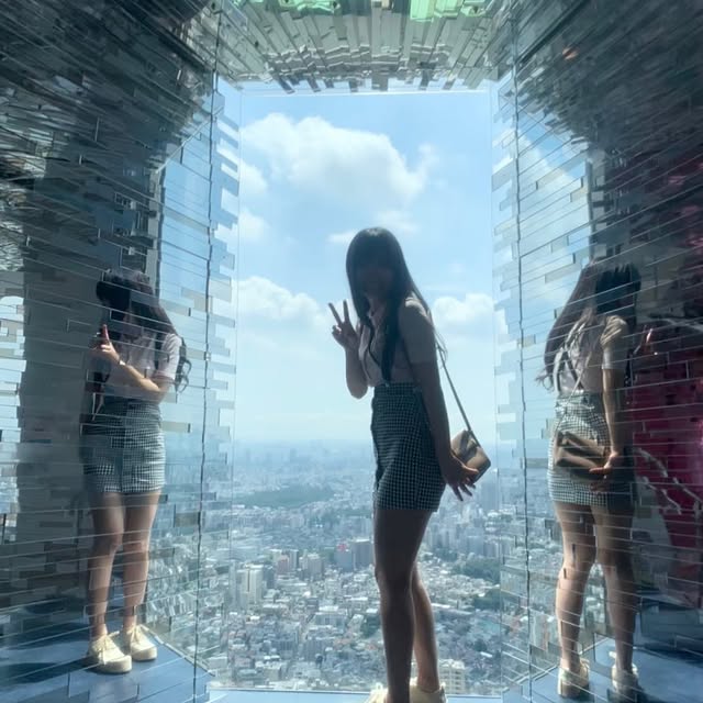 【オフショット】祭り開催中🥳展望フロアで都会の景色を前に✌️きょんこの顔がまったく見えなくてごめんなさい🥲どんな表情か、、は写真集の中でご確認頂けます😚✨Twitterも見てくださいー✨#齊藤京子1st写真集 #とっておきの恋人#齊藤京子 #日向坂46#きょんこしか勝たん #国民的彼女#kyonstagram 👸💕📢ご購入はプロフィールのリンクから by @kyoko1st