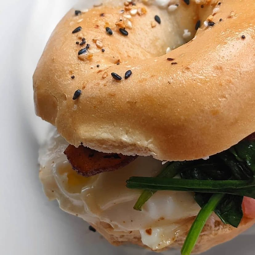A Great Low Carb Everything Bagel sandwich makes getting out of bed a little bit easier. What do you look forward to eating for breakfast? 
.
.
2 net carbs per bagel. 📷: @bloggerlifestyle90