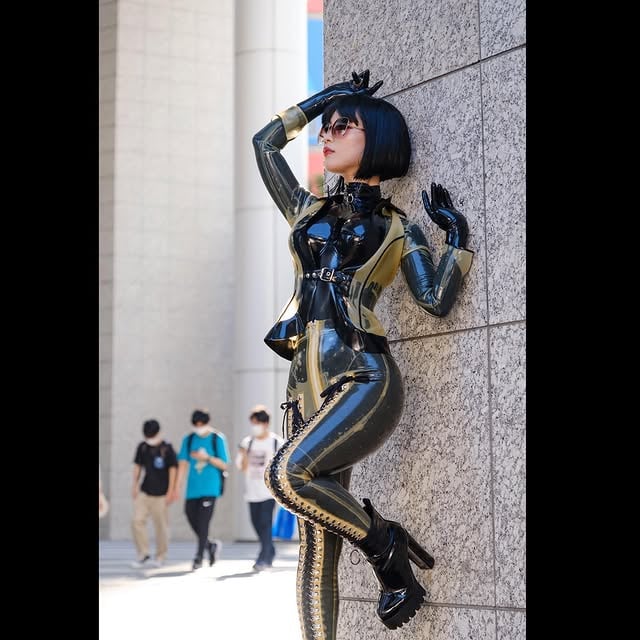 Herrin, Sie sehen wunderschön aus!This trance parent set up is super!!made by @hw_design_latex 💋Have you ever seen custom-made full race up pants?...Jacket&Pants @HWD_latexCat Suits @fantasticrubber Shine @begloss Photo @k.kiuchi_photography ..#Latex #rubber #rubbergirl #latexmodel #latexfetish #latexfashion #rubbermodel #rubberfetish #hwdesignlatex #hwdesign #rubberfashion #latexpublic #latexleggings #北見えり #gkitaeri #begloss by @eri_kitami