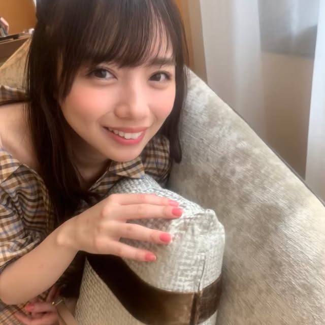 【オフショット】祭り🎉やりますー❗️銀座デートのレストランで、ウェイティングスペースに座る姿もかわいいきょんこ🧸💕早くランチ食べたいね☺️Twitterも見てください😚#齊藤京子1st写真集 #とっておきの恋人#齊藤京子 #日向坂46#きょんこしか勝たん #国民的彼女#kyonstagram 👸💕📢ご購入はプロフィールのリンクから by @kyoko1st