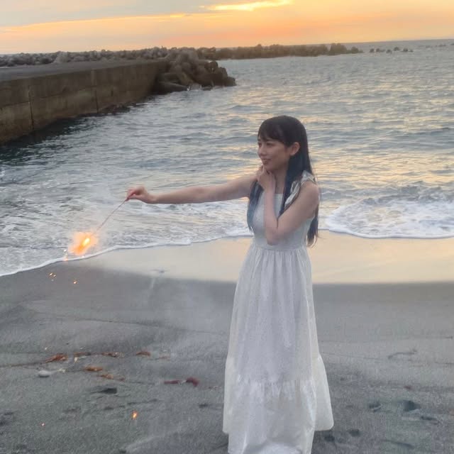 【オフショット】祭り🎉お付き合いありがとうございました🤗最後に花火きょんこ👸💕火を体から遠いところにしようとしてますね🥰きゃわ🥰Twitterではまた違うオフショットを公開しています。ぜひチェックしてくださいね😚#齊藤京子1st写真集 #とっておきの恋人#齊藤京子 #日向坂46#きょんこしか勝たん #国民的彼女#kyonstagram 👸💕📢ご購入はプロフィールのリンクから by @kyoko1st