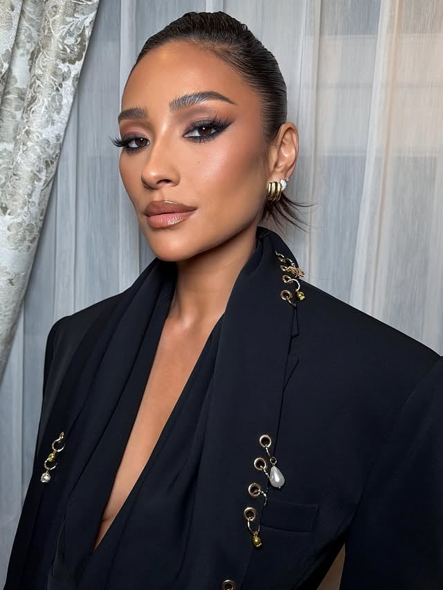 PFW Glam for @shaymitchell x @zuhairmuradofficial using @stilacosmetics 🖤⇩BEAUTY BREAKDOWN⇩Eyes"Desert Blooms" Pocket Play Eyeshadow Palette"Stingray Black" Stay All Day Waterproof Gel Eyeliner "Intense Black" Stay All Day Waterproof Liquid Eyeliner"Made-U-Lash" MascaraCheeks"Tawny Tulip" Convertible Color Nourishing LiquaTint Blush"Chocolate Orchid" Convertible Color Dual Lip & Cheek Cream(𝚕𝚊𝚞𝚗𝚌𝚑𝚒𝚗𝚐 𝚜𝚘𝚘𝚗)"Kitten" Heaven's Hue HighlighterLips"Pretty Peachy" Heaven's Dew Honey Glow Balm (𝚕𝚊𝚞𝚗𝚌𝚑𝚒𝚗𝚐 𝚜𝚘𝚘𝚗)"Bare Hug" Heaven's Dew Gel Lip Oil#StilaCosmetics #StilaPartner by @missangiemar