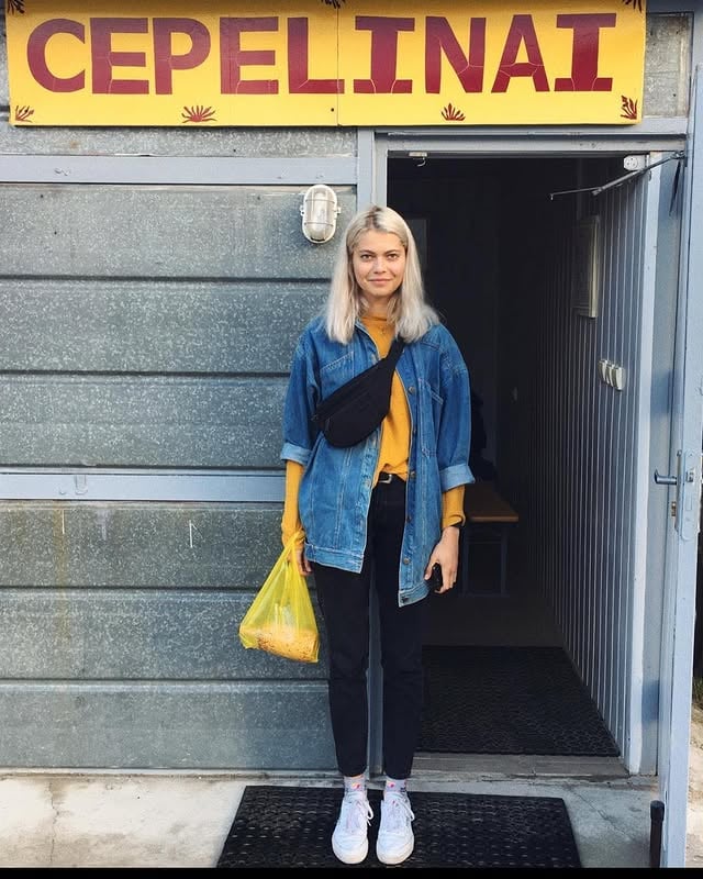 Labas 🙋‍♀️ Kadangi Jūsų vis daugėja, sugalvojau pasidalinti trumpu priminimu apie ką yra Nestoras maistas dabar. Visų pirma, dalinimusi čia nesiekiu nurodinėti kas yra gerai, o kas blogai. Taip pat ne(be)skirstau maisto į sveiką ar nesveiką. Nedemonizuoju nei cukraus, nei miltų, nei riebalų, nei pieno produktų ir t.t., tiesiog palaikau balansą tarp įvairaus maisto, nepamiršdama įsiklausyti į savo kūno poreikius. Nesu veganė ar vegetarė, nors daržoves labai myliu, taip pat nesilaikau jokios dietos. Mėgaujuosiu kiekvienu pasirinkimu ir svarbiausia neleidžiu savęs užvaldyti savigraužai dėl “nesveiko” pasirinkimo, kas išties yra labai realiatyvu. Idėjų, kuriomis čia dalinuosi, tikslas yra parodyti, kad maistas namuose gali būti paprastas, maistingas ir skanus, bet tai nereiškia, kad kitokių pasirinkimų ir momentų mano gyvenime nebūna. Taip pat labai myliu sportą, ypatingai bėgimą, bet ir dviračiu važiuoti labai smagu. Sportą myliu ne todėl, kad “jau tuoj vasara ir man reikia turėti bikini kūną”, o todėl, kad man tai yra labai svarbi sudedamoji dalis gerai fizinei ir emocinei savijautai. Tikiuosi, kad Jūsų požiūris sutampa su manuoju, o net jei ir ne, kad randat čia naudos ir įkvėpimo. Ačiū, kad esat kartu - ir naujai prisijungusiems ir ištikimiausiems einantiems kartu nuo pat pradžių ❤️ p.s. šitą nuotrauka specialiai iškrapščiau iš archyvų, nes ji atspindi ir tą nevisada “tobulą” mano pusę (plastikinis maišiukas, cepelinai), kurią labai dažnai norisi slėpti, o juk būna VISAIP🤷‍♀️ by @nestorasmaistas
