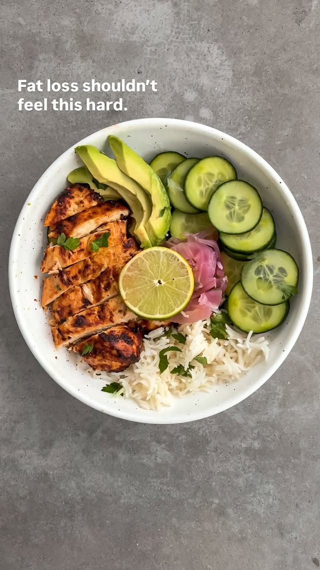 Fat loss doesn’t have to feel harder than it should.💡This is what a high-protein, realistic day looks like when your goal is:• staying full• keeping cravings in check• seeing results without feeling deprivedWant the recipes? Comment “PLAN” below and I’ll send them to you. 👇PS: opening a few spots for my 2026 coaching — DM me if you’d like details ✨---#weightlossjourney #healthyeatingtips #highproteinfood #fatlosstips #mealprepideas by @nutritionbydevika