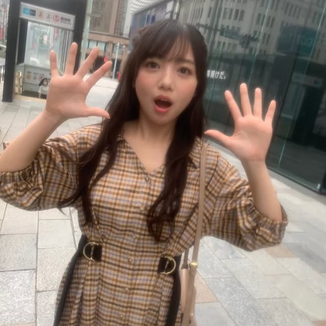 【オフショット】祭り🎉開催中❗️銀座デートの待ち合わせはこちらで💁‍♀️やぁ！と言ってそうですが、、ここはやはり「ばぁ」ですね😆#齊藤京子1st写真集 #とっておきの恋人#齊藤京子 #日向坂46#きょんこしか勝たん #国民的彼女#kyonstagram 👸💕📢ご購入はプロフィールのリンクから by @kyoko1st
