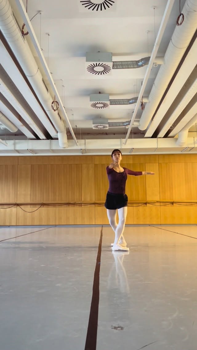 #ballet #balletdancer #balletpost #ballett #balletlife by @natsunaballet