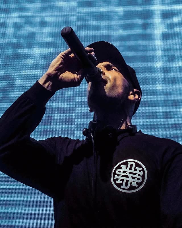 Extremely rare images 😂 How many of you have actually seen me grab the mic?I’m guessing not many lolIt absolutely works when DJs get on the mic, It's the standard these days and so many people are great at it - I always encouraged the artists I managed to do it… I just never really wanted to do it myself. It wasn't part of the culture when I first got into dance music and I always wanted to hear a good MC or nothing at all.There were definitely moments in sets where I know I could’ve elevated things with a few words - maybe counting to three, maybe counting down from three.But I always felt like… if I could smash a rave without touching the mic, that was an even bigger achievement for me.Sometimes it didn’t work. But most of the time it did 😜