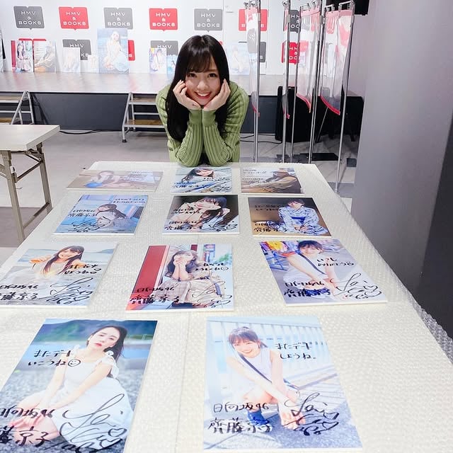 パネル展「座る恋人」開催中🧎‍♀️💕サイン入りA4パネルプレゼントも実施します🎁サイン後の頬杖きょんこ🧸🥰@hmvbooksshibuya #齊藤京子1st写真集 #とっておきの恋人#齊藤京子 #日向坂46#きょんこしか勝たん #国民的彼女#kyonstagram 👸💕📢ご購入はプロフィールのリンクから by @kyoko1st