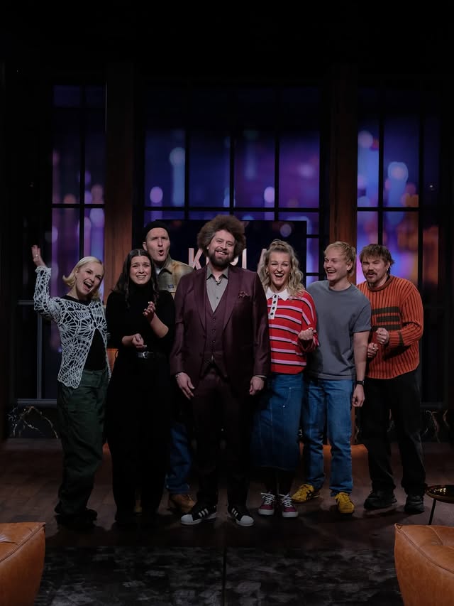 Kopla! 💯 Se starttaa tänään ja rullaa uusin jaksoin aina keskiviikkoisin kello 20:00 @starchannelsuomi 👊🏻🔥 Ne jotka ei ehdi jousille niin jaksot tulee seuraavana päivänä Disney+ palveluun katsottavaksi kaikille suoratoistosankareille ☝🏻Tätä oli aivan mahdottoman hauska tehdä tuttujen tyyppien ja 5/5 vieraiden kanssa 🤝 Tähän lisänä yleisö paikan päällä oli joka jaksossa aivan vimosen päälle, joten toivotaan, että koko tää kombo välittyy myös kotisohvalle. Ekassa jaksossa Vissy opetteli puhumaan ja meno oli sopivan kaoottinen. Siitä piti huolen @maarianuoranne @mimosawillamo @joelhirvonen ja @elias_salonen 🔥Tässä on nyt tietysti samat vanhat naamat, vanhat formaatit ja iltapäivälehdet tekee varmasti uutisen kohuohjelmasta jo kolmen ikävän some-kommentin pohjalta, MUTTA suosittelemme nyt kuitenkin itse katsomaan ohjelman ensin ☺️👍🏻 by @kopikallio