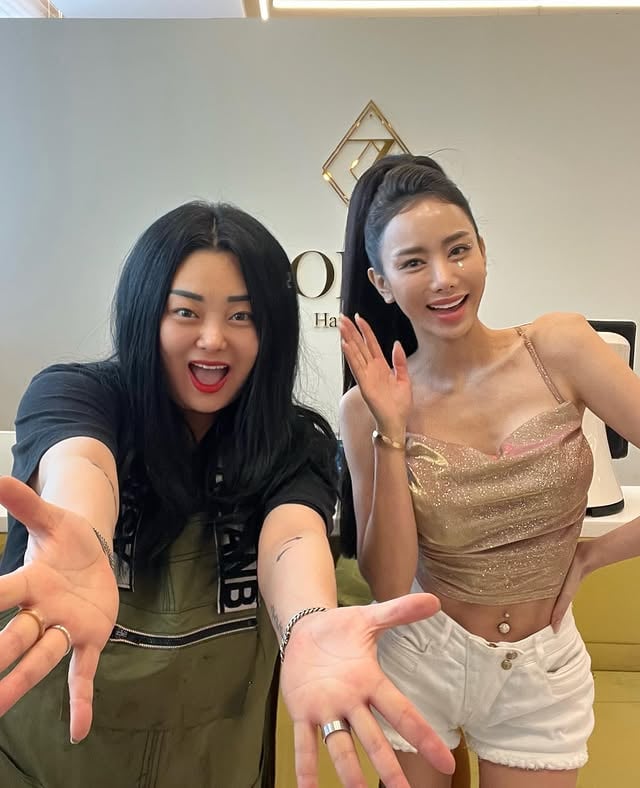 #올리샵 #워터밤 #페스티벌룩 • 졸리 원장님(헤어) @zzolly_ing • 지나 부원장님(메이크업) @zi_na_ya 예뻐지고 싶은 날엔 무조건 올리샵❤️ 우리 금손 쌤들 너무 좋아요 감사합니다˃̵͈̑ᴗ˂̵͈̑ by @iam_sica