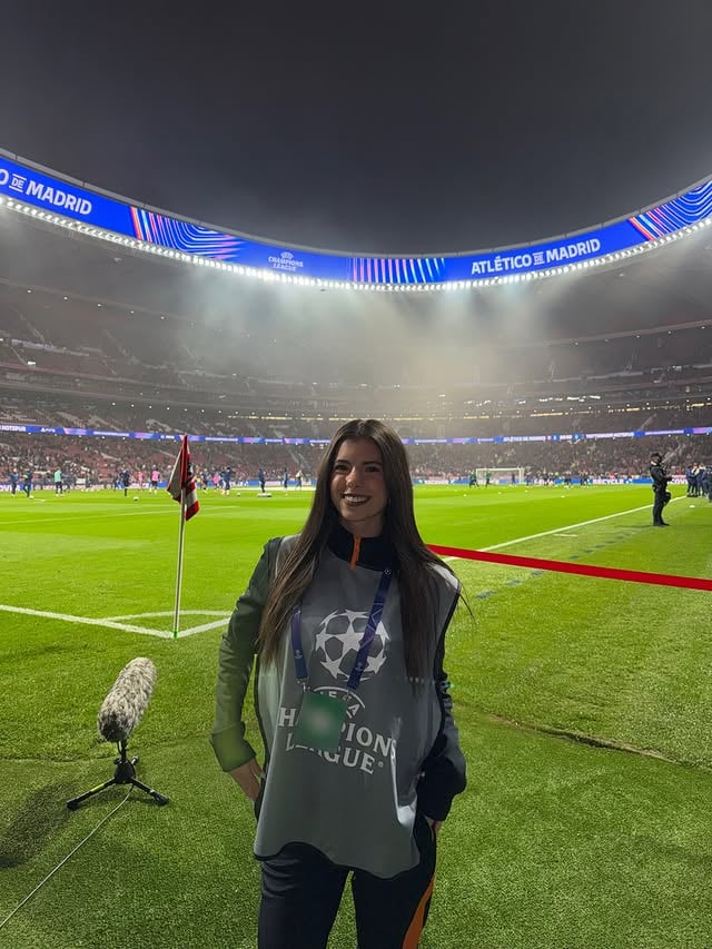 Escuchar el himno desde el campo, ondear la bandera de la champions, ver el tifo, tener a los jugadores saliendo al terreno de juego al lado… una sensación que nunca os voy a poder explicar con palabras, simplemente gracias @justeat_es , ha sido increíble 🧡publi* by @loescoz