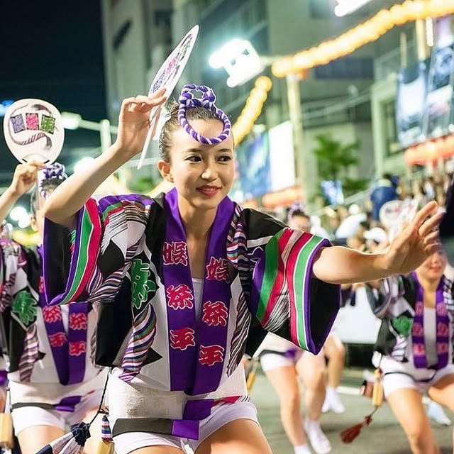 ♡✎५⋆*{ 阿波踊りの思い出と感謝と }୨୧-------------------------------- ୨୧徳島の頃の視聴者の皆さんがこの阿波踊り期間中にたくさんメッセージをくださって感無量🥲『いつでも踊りに帰って来てねー』って🥲もう徳島を離れて3年以上経つのに🥲幸せすぎる、、、🥲💗四国放送一年目のテレビの企画で娯茶平の練習に参加して兎に角必死でついて行った🤣連長に『ともかはリズム感がない！笑』と笑われたのも懐かしい…🤣本気で取り組みたくて、アナウンサーのちょっとした仕事で来てると思われたくなくてカメラがない日もほぼ毎日練習に通って本当に青春だったなあ😭💗娯茶平のみなさんが良い方すぎてそこで友達も増えて最高の徳島ライフに🫶🏻阿波踊りにどっぷりハマって企画の放送が終わった後は個人で入連🤭毎年夏は4日間踊らせてもらったのでした。徳島を卒業するときに娯茶平のインスタに載せてもらえたのも嬉しかったなぁ、、私にとって徳島での3年は色濃かった！今では仕事にもなっているランニングと出会ったのも徳島🫶🏻早く徳島にも行きたいーっ！！！今宵も楽しくハッピーに🏃‍♀️୨୧ -------------------------------- ୨୧#やりたい事は全部やる#全力前向き前のめり #走るの大好き by @hasegawatomoka