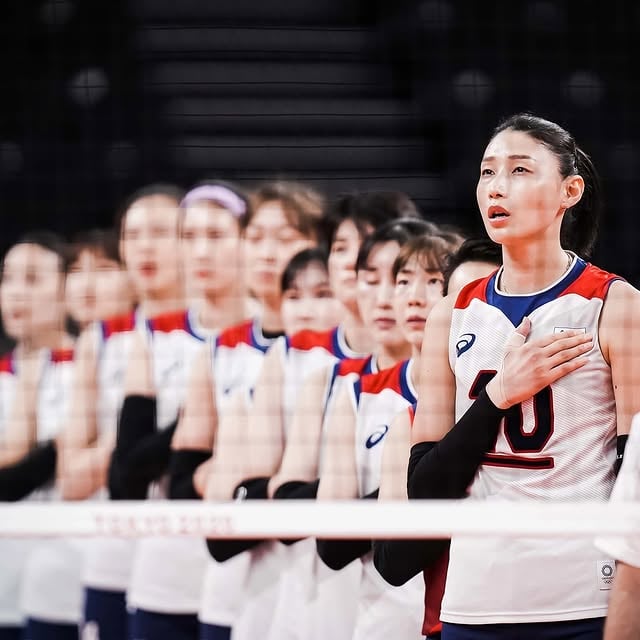 올림픽 모든 일정이 다 끝나버렸다.올림픽을 위해 준비했던 모든 순간들이 필름처럼 머릿속에 떠올라지면서 내가 얼마만큼 이 대회를 위해 열심히 준비했는지 다시 한번 알게 됐다. 스포츠는 결과로 보답을 받는다고 생각했지만 이번 준비를 하면서 결과도 결과지만 과정이 중요하다는 걸 다시 한번 느끼게 됐다. 이렇게 준비를 해서 결과가 좋지 않다고 해도 나는 받아들일 자신이 있었고후회 또한 남지 않을 거라 생각했다. 그만큼 난 모든 걸 쏟아 냈고다시 그때로 돌아간다고 해도 그 이상은 할 수 없었을 거 같다.올림픽 기간 동안 우리 여자배구가 참 많은 사랑을 받은 거 같다.어떻게 이 감사한 마음을 전해야 할지 모르겠지만 덕분에 우리가 힘든 순간에도 하나가 돼서 싸울 수 있었다고 말씀드리고 싶다.이제는 우리 여자배구가 더 중요한 기로에 서있다고 나는 본다.모두가 더 책임감을 가지고 지금 우리가 하고 있던 모습보다 더 나은 모습을 많은 분들한테 보여주기를 바라고 응원해 본다.#라스트댄스 #lastdance by @kimyk10