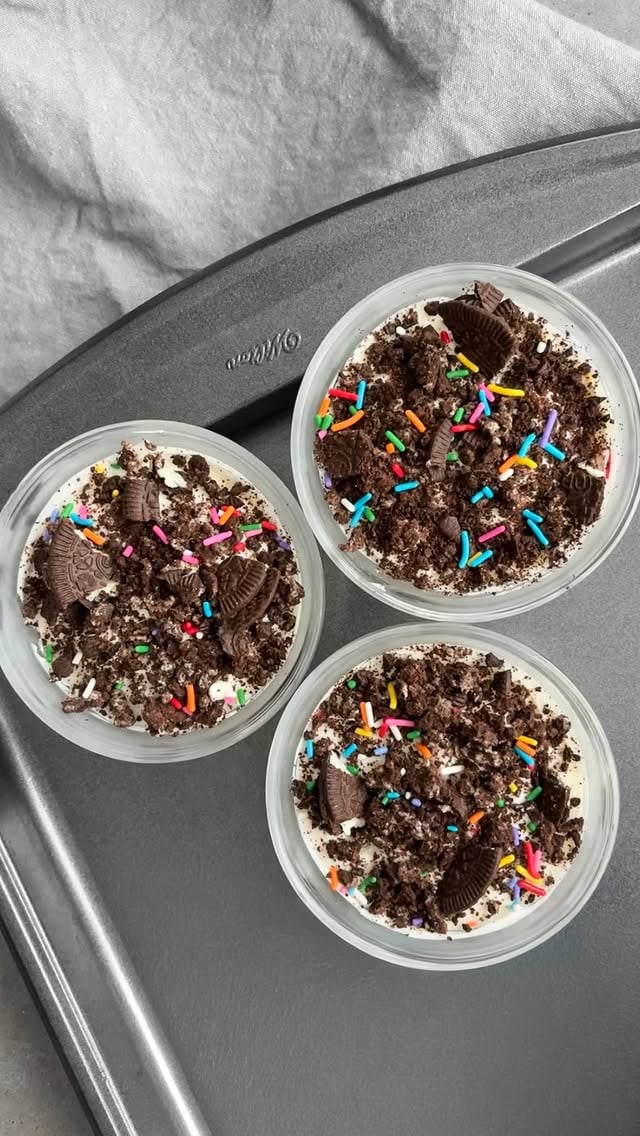 Another high protein no bake cheesecake 👩🏻‍🍳Comment “Oreo” to access the link for the recipe + macros! I’II DM you the link. 📥One thing I remind my clients is that cravings aren’t the enemy—they’re just your body trying to talk to you 💭Sometimes it’s a need (like sleep 😴), and sometimes it’s something going on (hello stress 🤯).A simple way to work with them instead of against them? Add a little balance ✨�Pair your cookies with some protein—you’ll likely feel more full and satisfied.→ Cue my single serve no bake cheesecakes!Happy Wednesday 🖤#proteindessert #cheesecake #proteinsnacks #weightlossrecipes #singleserve by @nutritionbydevika