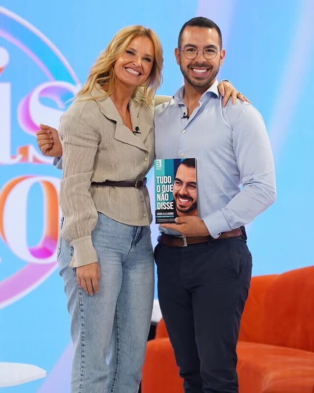 Hoje aconteceu algo muito especial 🤩A @dailycristina apresentou o meu livro "Tudo o que não disse" no programa @doisas10 e foi impossível não sentir as borboletas na barriga.Lembro-me de ter mencionado que o livro da Cristina me inspirou enquanto estive no Secret Story 8, há 6 meses. Hoje, foi ela quem apresentou o meu livro. A vida tem destas voltas bonitas, onde o que um dia parecia um sonho distante se transforma em realidade com sabor a conquista.💬 Durante a conversa, partilhei uma das mensagens mais importantes que acredito: os livros mudam vidas.Ler sobre as experiências de outras pessoas é uma das formas mais valiosas de crescermos sem precisarmos de cair em todos os buracos.O meu livro é isso: uma partilha honesta, crua e sentida, para que quem o leia possa aprender, emocionar-se e, quem sabe, sentir-se menos sozinho nas suas próprias batalhas.Obrigado a todos os que acreditam em mim, e obrigado Cristina, por este momento que nunca vou esquecer. 🙏📚💙Para adquirir o seu livro tem o link na Bio, ou pode ligar para 96 10 36 522 e fazer a sua encomenda de forma prática 😊 by @diogoalexandrepires7