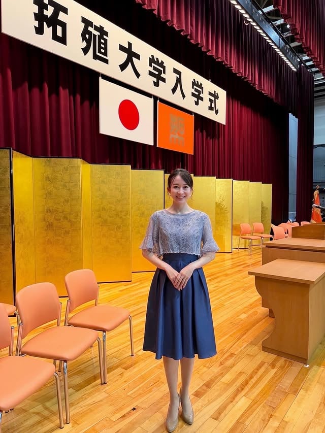 Today I had the honor of being the MC at the entrance ceremony of my alma mater,Takushoku University.The cherry blossoms were in full bloom,almost as if they were welcoming the new students.It was such a warm and peaceful day!母校の拓殖大学の入学式で司会を務めました🎓桜がきれいに咲いていて歓迎しているかのよう☺️🌸暖かくて穏やかな日和でした☀️午前の部も午後の部も満員でほっこりした気持ちに🫶🏻 改めてご入学おめでとうございます！！みなさんの4年間が充実することを祈っています🌼当時のわたしは、『東京でいろいろな経験を積んでアナウンサーになるぞ！』と夢と希望に溢れながらもホームシックになり…笑GWに早くも北海道へ帰省したのを思い出した…😂さまざまな経験を経て人は強くなるね🥔今宵も楽しくハッピーに！他の投稿はこちらから▷ @hasegawatomoka #やりたい事は全部やる
