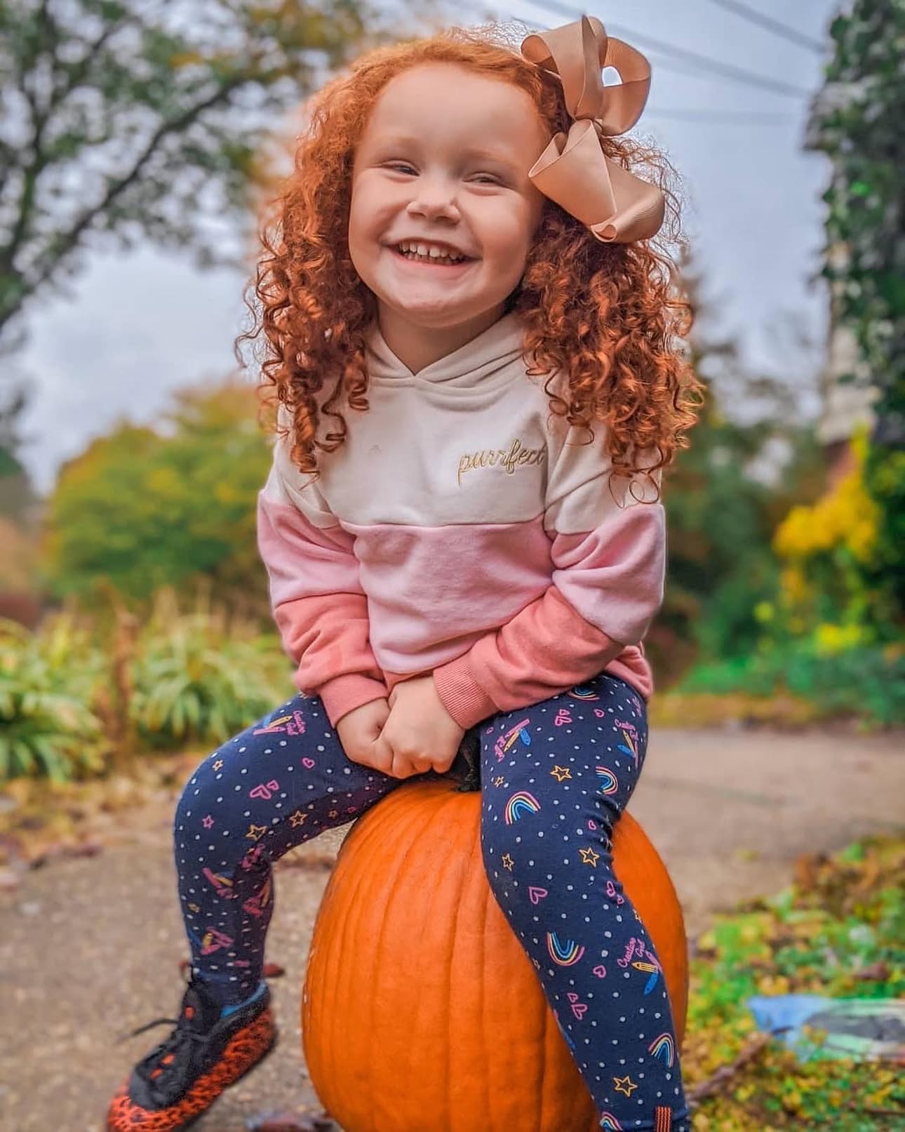 How about the best fall colors and curls in one photo! 💛😩💛 Swipe to see this curly cuties amazing auburn curls! Gorgeous curls and smiles @bloggerlifestyle90! Thanks for using CurlyKids Haircare in Australia! 
.
.
.
#curlykidshaircare #curlykids #haircare #haircareproducts #curls #naturallycurly #kidswithcurls #fall #fallcolors #pumpkins #australia